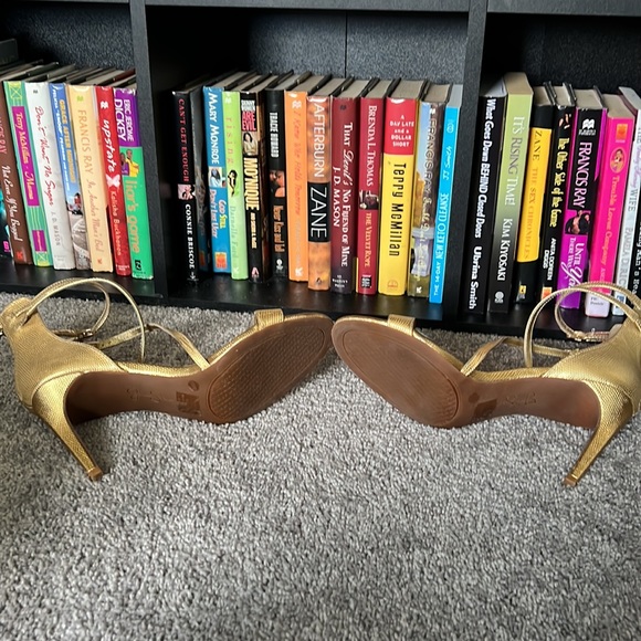 Jessica Simpson Gold 4” heel, size 10, gently used, great condition. - Picture 5 of 7